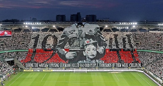 Varşova Tribünlerinden 'Bir Çocuğun Kafasına Tabanca Tutan Nazi Subayı' Koreografisi
