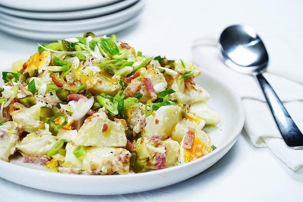 8. Gelelim patates salatasına... Yine patates yerine kereviz ya da tatlı patates kullanabilirsiniz.