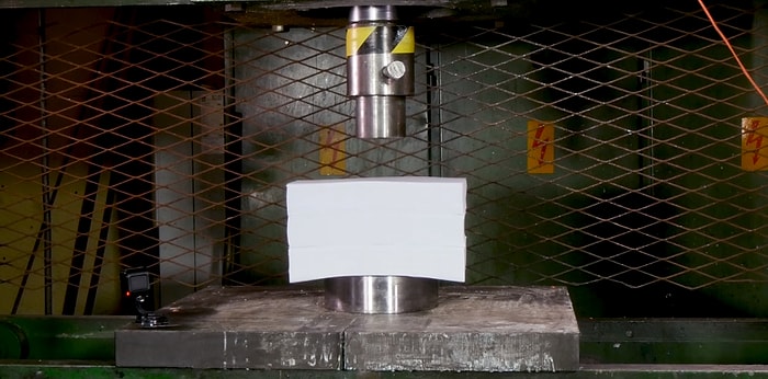 Üst Üste Konulmuş 1500 Kağıt Yaprak Hidrolik Pres Makinesinin Altında Kalırsa Ne Olur?