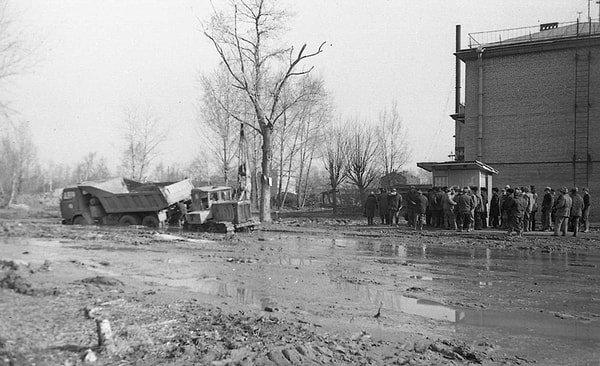 1. Ржевка, Ленинград. Трактор вытаскивает Камаз из грязи.