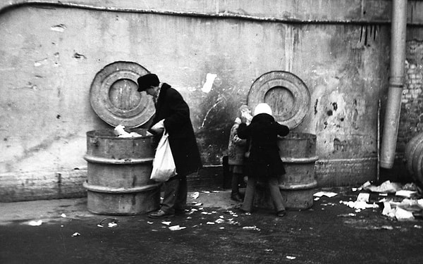 4. Кажется, граждане ищут что-то в мусорке.