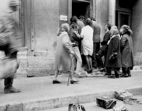 12. Дефицит водки в 1990 г. Ее давали по талонам.