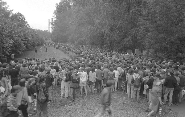 26. Толпа на похоронах Цоя.