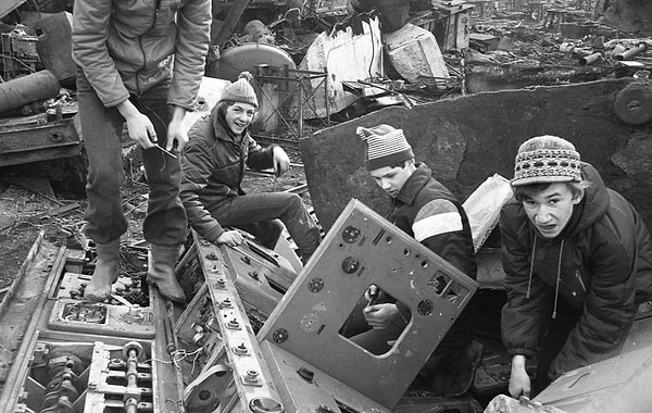 35. Дети разбирают заброшенную подлодку в доках.