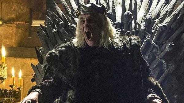 15. İlk sezonda, sürekli bahsi geçen Deli Kral II. Aerys Targaryen’in olduğu bir flashback sahnesi mevcuttu. Fakat bu sahne makaslandı ve dizide yer almadı.