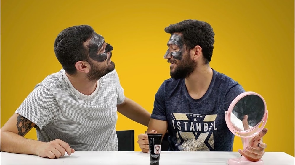 Erkekler Birbirlerine Siyah Kömür Maskesi Uyguluyor!