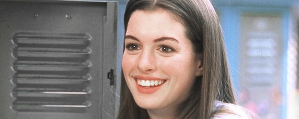 13. Что надевает Мия в школу, чтобы скрыть свое преображение?