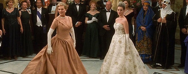 15. С каким блюдом Мия знакомит королеву, когда они гуляют вместе по Сан-Франциско?