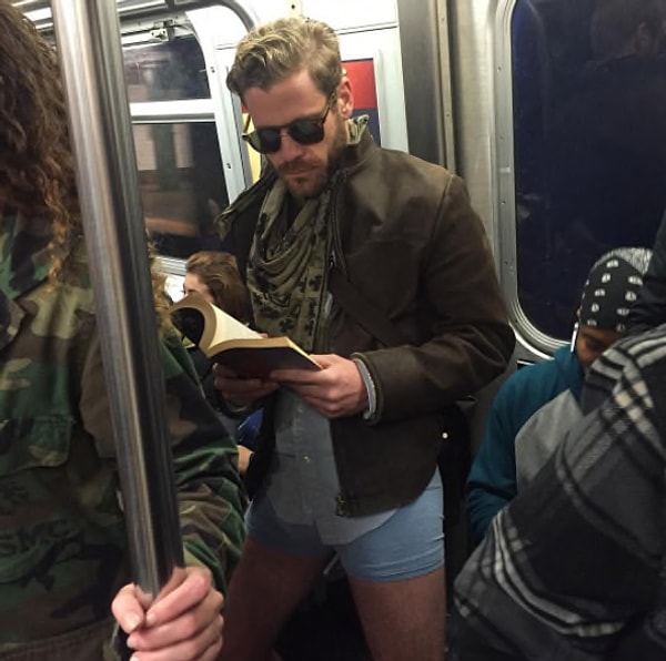 5. ...который назвали "Hot Dudes Reading" ("Горячие читающие парни").