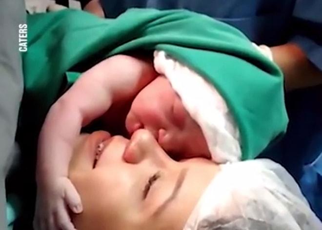 Yeni Doğan Bebeğin Annesinin Suratına Sarılıp Bırakmak İstemediği Muhteşem Anlar