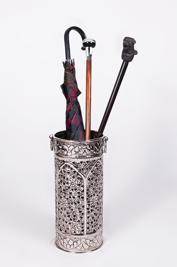 5. Кладите губку на дно подставки для зонтов, чтобы уберечь его от намокания и порчи