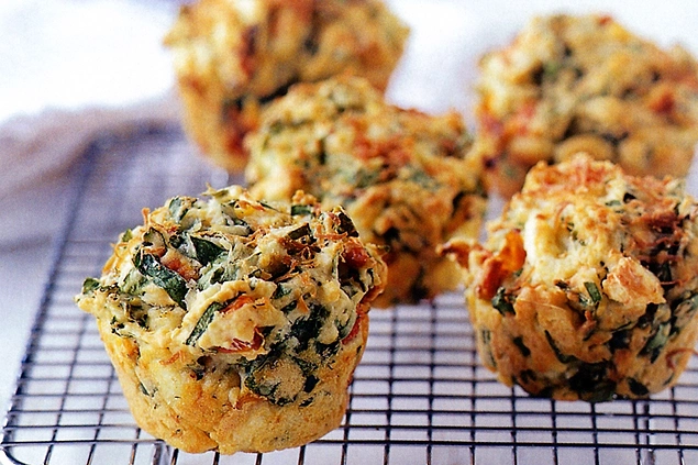 Bu muffinler hem peynirli hem ıspanaklı!