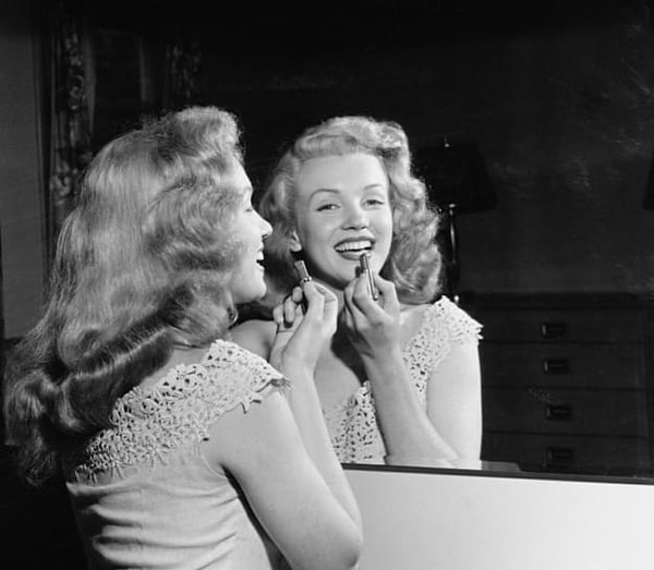 3. Сколько оттенков губной помады и блеска Мэрилин смешивала, чтобы получить свои культовые красные губы?