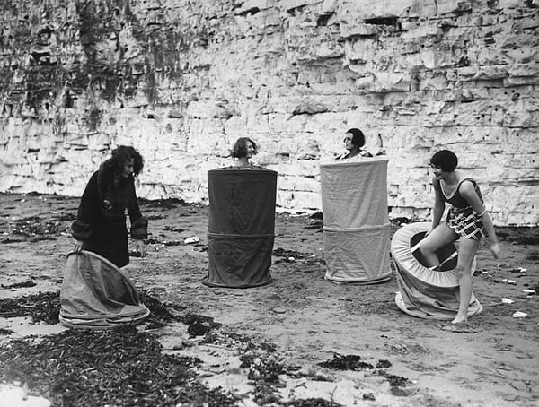 6. А вот так выглядели в то время кабинки для переодевания..,