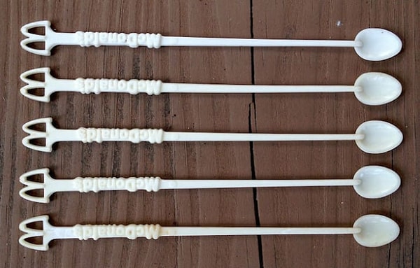 7. В конце 70-х годов сеть ресторанов быстрого питания McDonald’s вынуждена была изменить дизайн своих пластиковых ложечек, так как их часто использовали, чтобы нюхать кокаин.