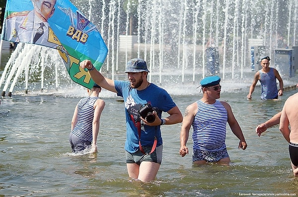 3. Традиционная часть торжества - купание в фонтанах города.