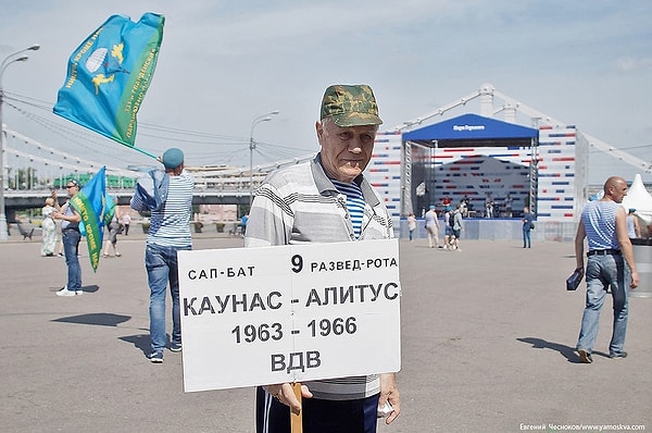 15. Многие стоят с вот такими табличками в попытках найти хоть кого-то с былой службы...