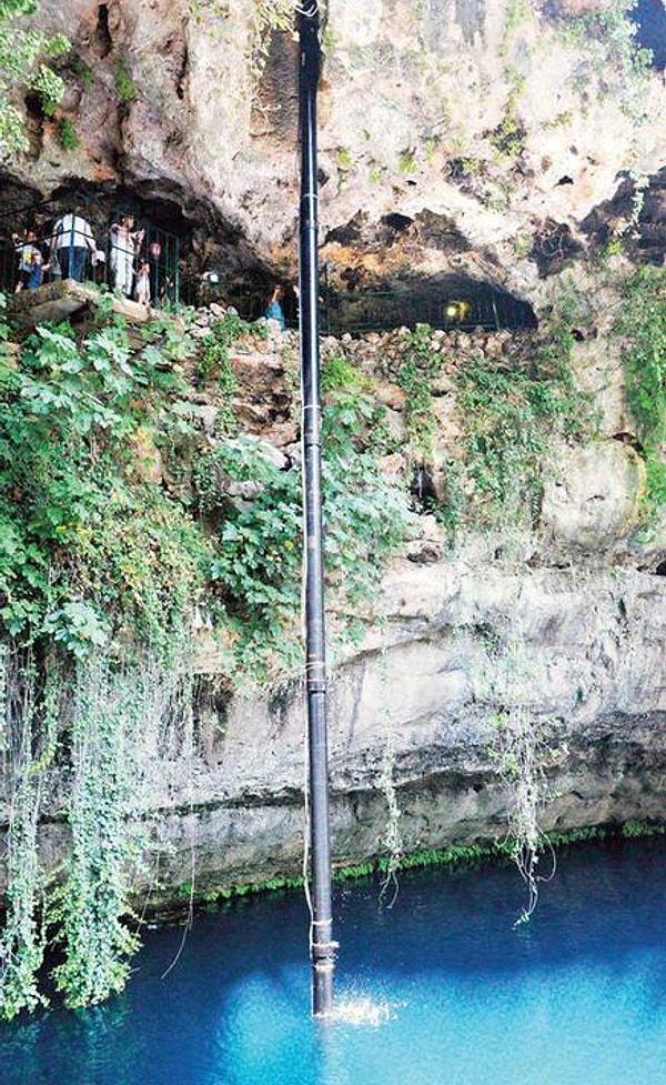Antalya Su ve Atıksu İdaresi’ne teknik çalışma yaptıran Büyükşehir Belediyesi, şelalenin döküldüğü alandaki göletten büyük bir boru aracılığıyla suyu yukarıya pompaladı.