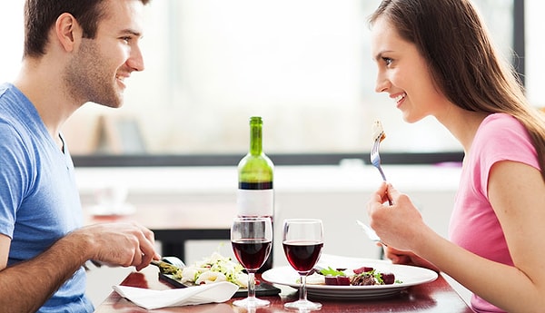 7. Не заглядывайте в тарелку партнёра и не стремитесь из неё что-то урвать