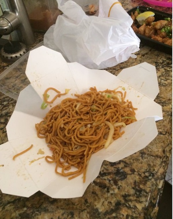 3. Картонные коробочки для китайской лапши раскрываются и трансформируются в тарелку