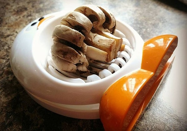 8. Чтобы нарезать целые шампиньоны, используйте резку для яиц