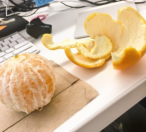 13. Подержите апельсин в морозилке около 15 минут перед тем, как съесть его. Это ускорит процесс очистки фрукта.