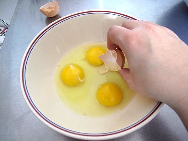 14. Убрать из сковороды маленький кусочек яичной скорлупы поможет более крупный кусочек