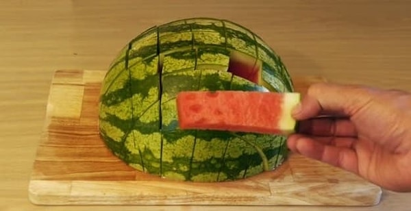 15. Если вы нарежете арбуз таким образом, его будет легче есть, и ваше лицо не будет целиком и полностью в арбузном соке... 🍉