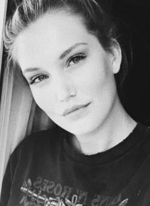 Aslında bu benzerlik sadece tesadüf değil. Gigi Hadid'in annesi Yolanda Hadid Hollandalı eski bir model ve Iza aslında ona da çok benziyor.