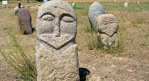 3. Каменные надгробия