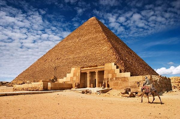 Mısır'daki Keops piramidinde, 4 bin 400 yıllık bir mumya bulundu.