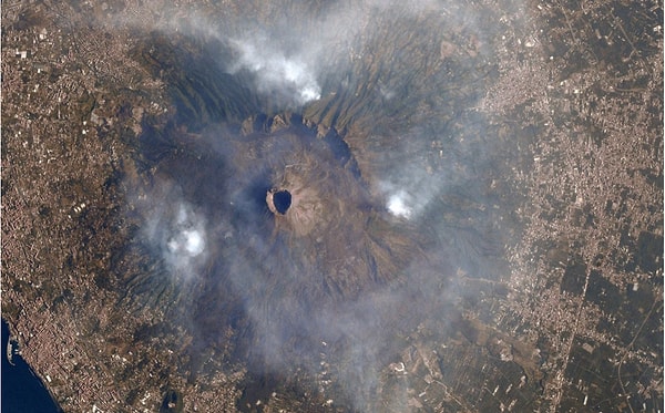 5. "Огонь вокруг вулкана Везувий на прошлой неделе. Мы молимся за пожарных по всему миру, рискующих своими жизнями ради нас".