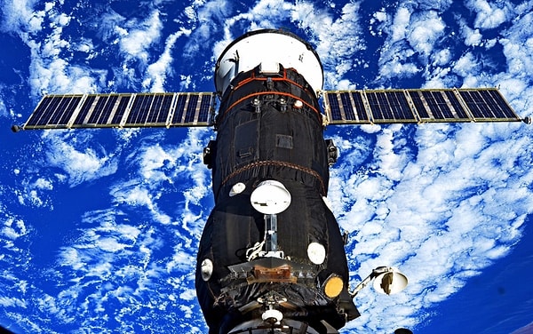 6. "Удалось запечатлеть грузовой корабль "Прогресс" из русского иллюминатора - он не всегда открыт, поэтому редко удаётся насладиться прекрасным видом".