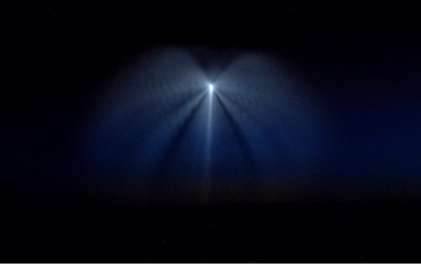 7. Здесь Фишер запечатлил отправку на МКС космонавтов Рэндольфа Брезника, Паоло Несполи и Сергея Рязанского.