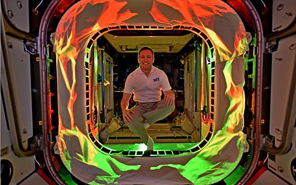 9. Джек Фишер занимается йогой при нулевой гравитации.