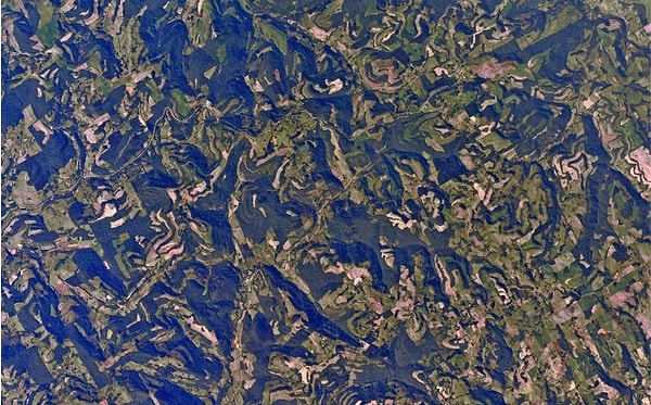 10. "Заметил это красивое место, которое выглядит как образец современного искусства, в Южной Америке. У меня немного закружилась голова, но это божественно!"