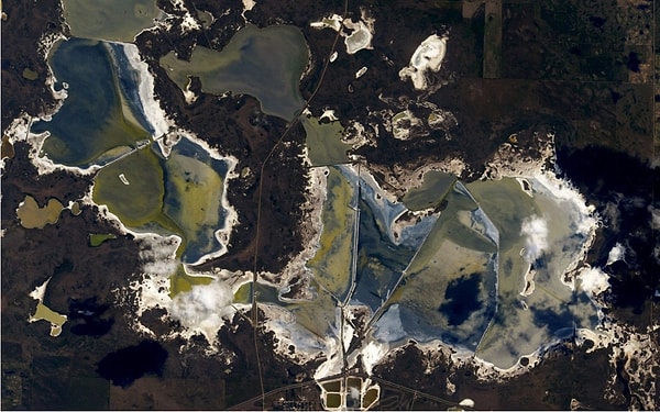 11. "С орбиты можно наблюдать все сезоны сразу. Увидел это разноцветное озеро и заметил, что одна часть замёрзла, а другая - нет. Как прекрасно!"