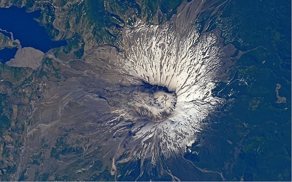 12. "Вулкан Сент-Хеленс. Его пепел долетел до самого Колорадо, когда я был ребёнком. Вижу контуры лица там, где раньше была сторона вулкана. Пугающая мощь".