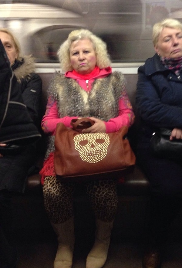 2. Эта дамочка активно поддерживает моду урбанистических джунглей, а вот череп - это оберег от всех бед и несчастий.