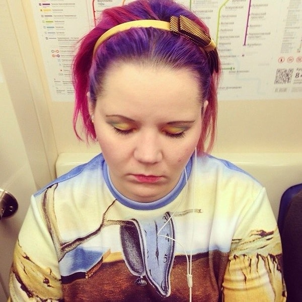 11. Тут круто всё: свитшот с изображением картины Дали, волосы и, конечно же, макияж!