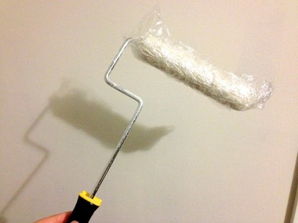 4. Помощник при покраске стен