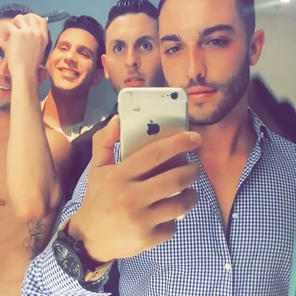 13. Мальчики, собрались, делаем сэлфи