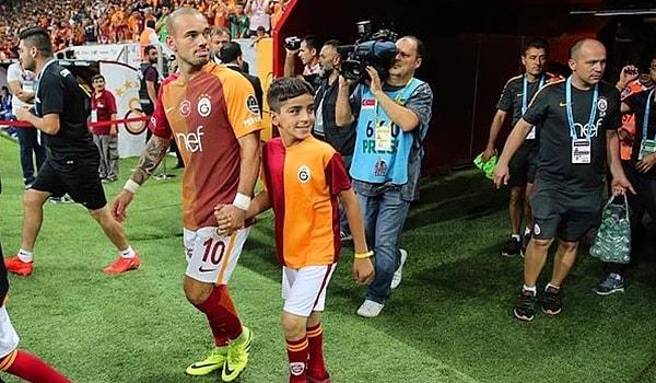 Ve Adana'dan gelen Udey, Sneijder'le sahaya çıktı.