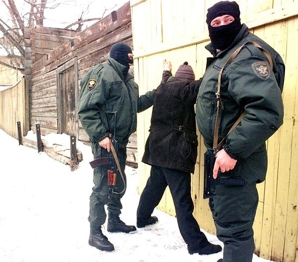 9. Полиция производит арест на улице Серпухова, февраль 1999 года