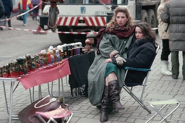 16. Продавщицы сувениров