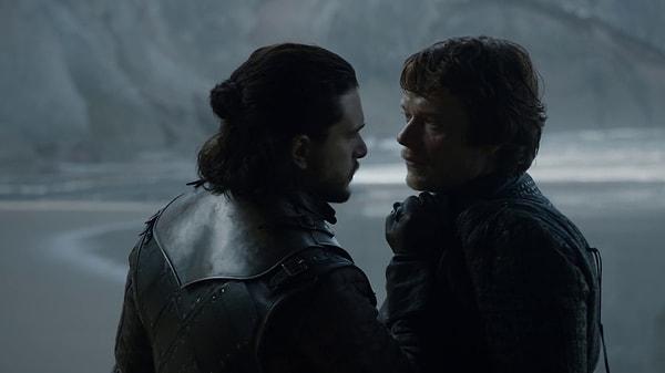 Şöyle sağlam bir kafa gömer diye düşünmüştüm ama Jon'un merhametine denk geldi, sümsük Theon.