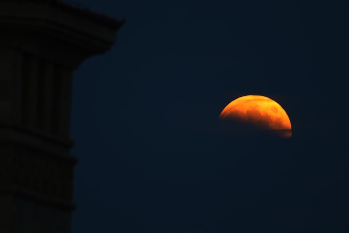 🔭  Haydi Balkona, Bahçeye, Kumsala! Türkiye'den de Gözlemlenebilecek Parçalı Ay Tutulması Bu Akşam