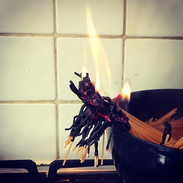 2. Варка спагетти - это не такая уж и безопасная штука, как может показаться сначала