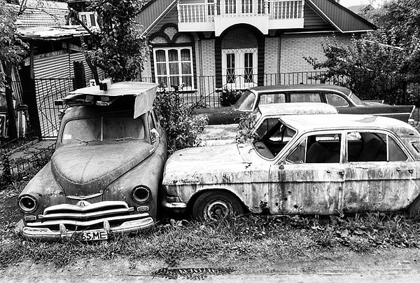 13. Грустная картина: заброшенная "Чайка" вместе с другими советскими автомобилями где-то в окрестностях Москвы.