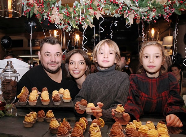 1. В день открытия кондитерской Сергей и Регина сами обслуживали покупателей вместе со старшими детьми — дочкой Никой и сыном Энджелом